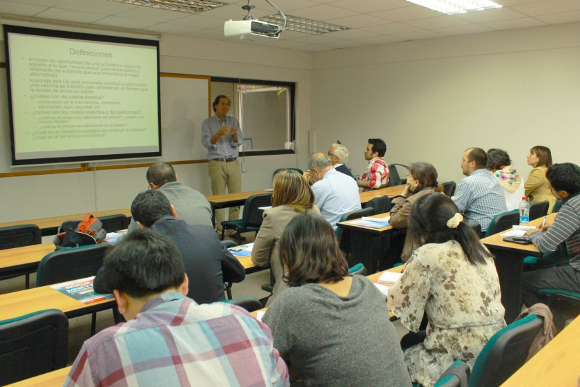 Curso gratuito para profesores de EM reunirá a destacados economistas chilenos